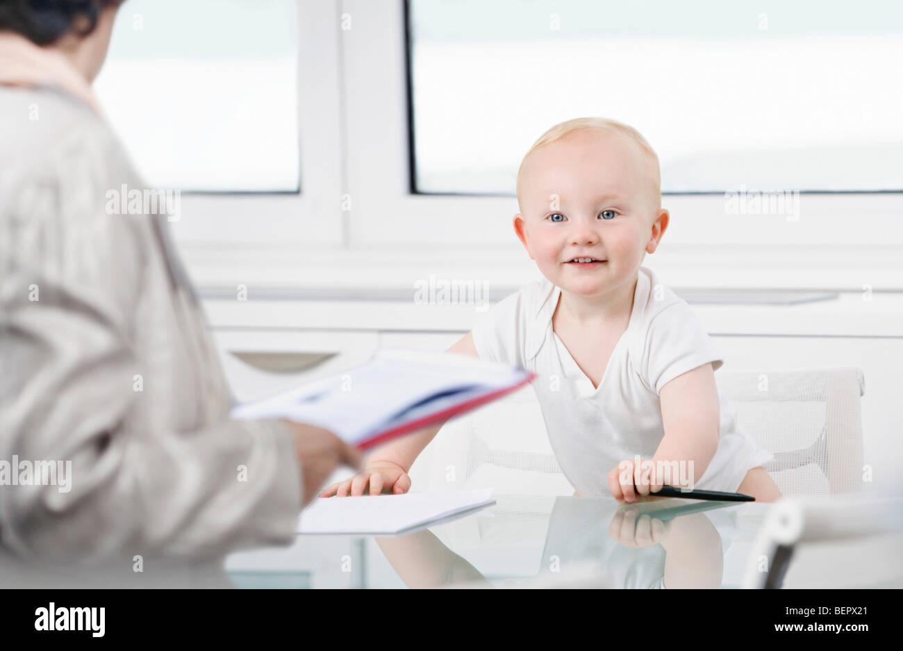 Un bébé de l'écoute d'un collègue de bureau Banque D'Images