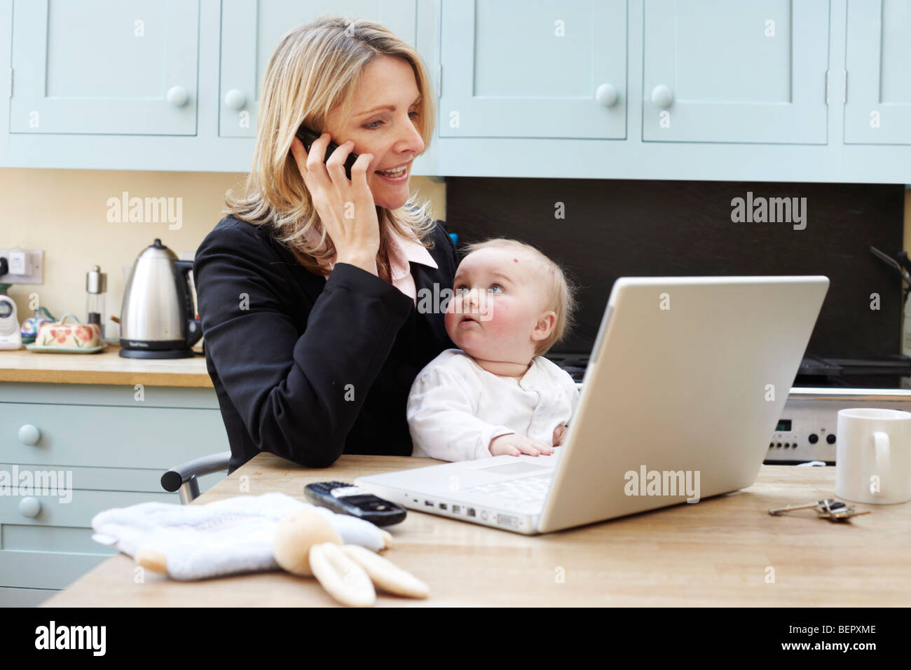 Femme travaillant avec un bébé Banque D'Images