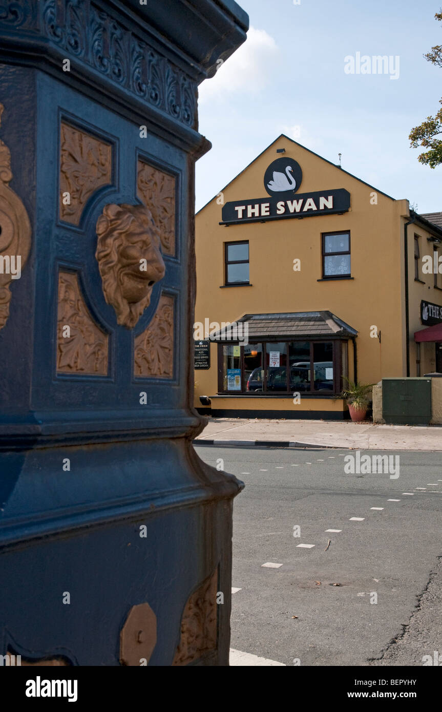 Le Swan public house, Ramsey, Ile de Man, avec le détail de la tête de lion sur la statue en premier plan. Banque D'Images