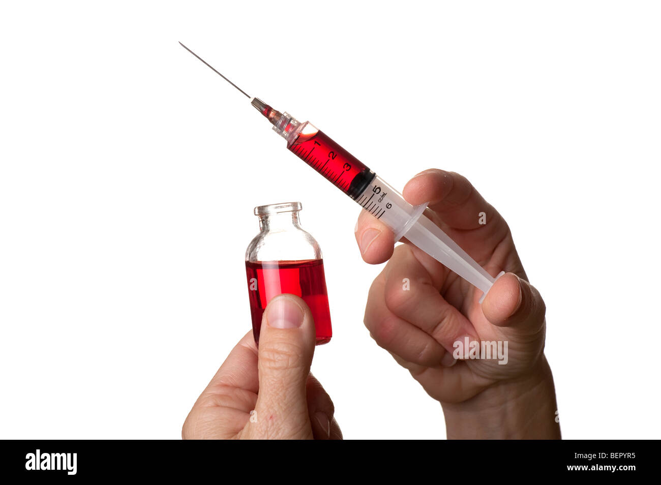 Medical doctor holding hypodermic needle et vial Banque D'Images