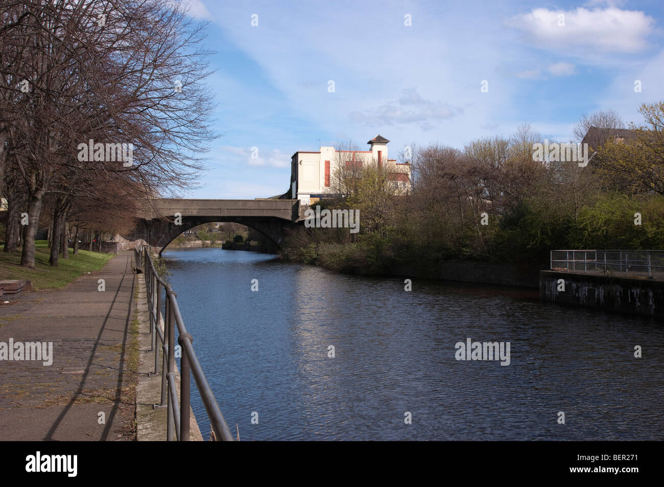 L'eau de Leith river dans la ville d'Edinburgh en Écosse Banque D'Images