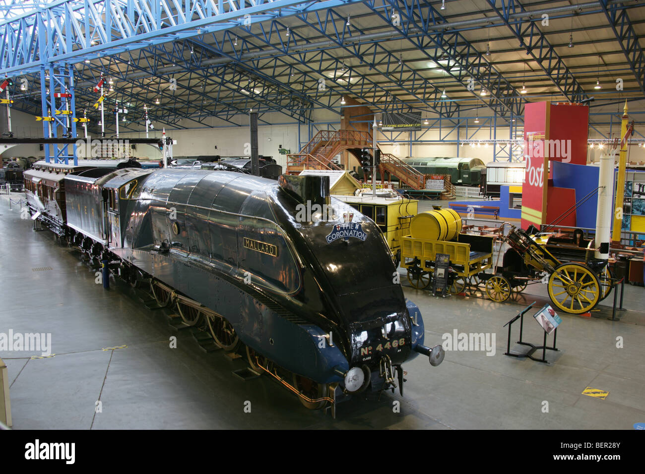Le moteur de la locomotive Mallard, avec la réplique de Stephenson's Rocket dans l'arrière-plan, au Musée National du chemin de fer. Banque D'Images