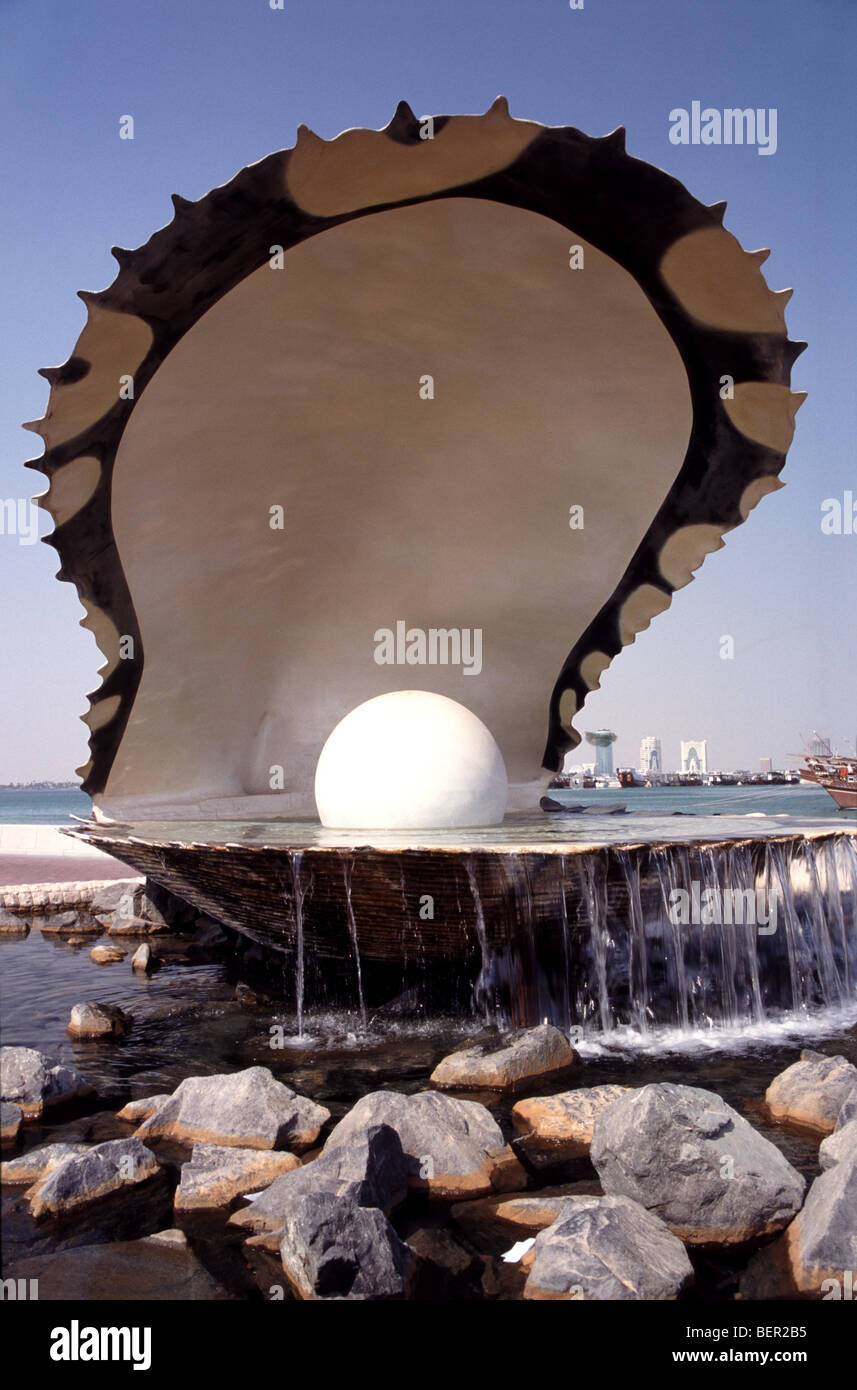 Corniche de Doha pearl oyster statue monument touristique Banque D'Images