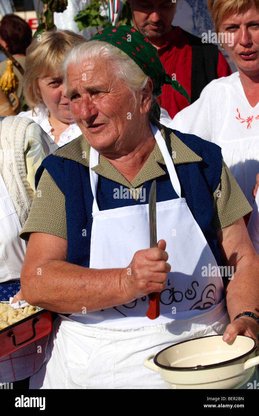 Les femmes de la région de l'Nagrecse hongrois en costume traditionnel dodolle cuisson- Hongrie Banque D'Images