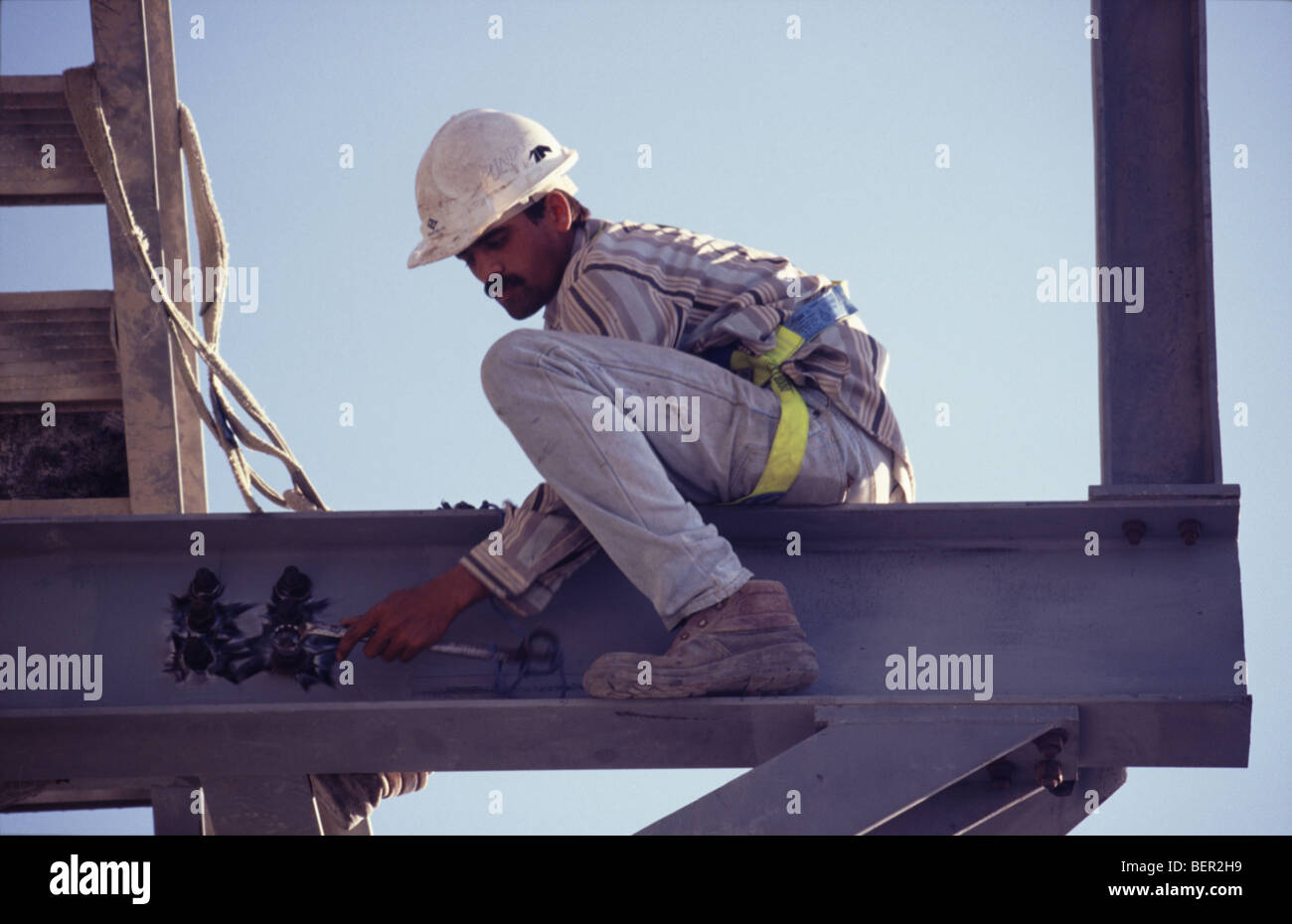 Workman sur superstructure pétrochimique Oman Banque D'Images
