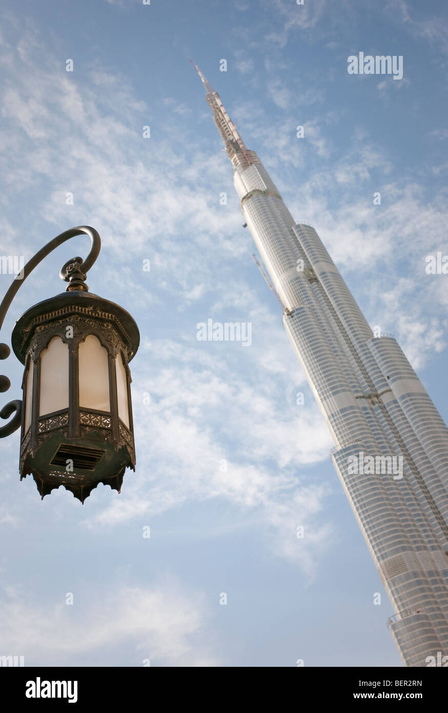 Le Burj Dubai, le plus haut bâtiment du monde avec environ 818m/2680ft en contraste avec la vieille lanterne. Lanterne dans l'accent. Banque D'Images