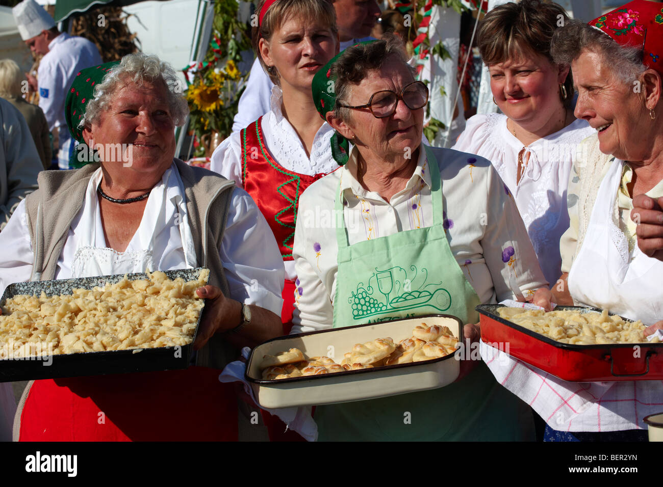 Les femmes de la région de l'Nagrecse hongrois en costume traditionnel la cuisson Dodelle - Hongrie Banque D'Images