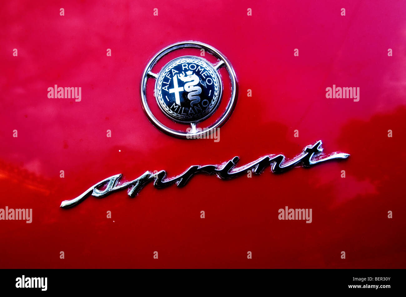 Logo brillant sur un Sprint Alfa Romeo rouge Banque D'Images