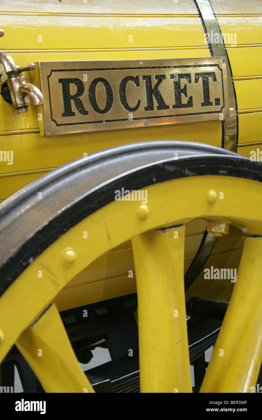 Cette réplique de Stephenson's Rocket est situé dans le Grand Hall du Musée du chemin de fer National. Banque D'Images
