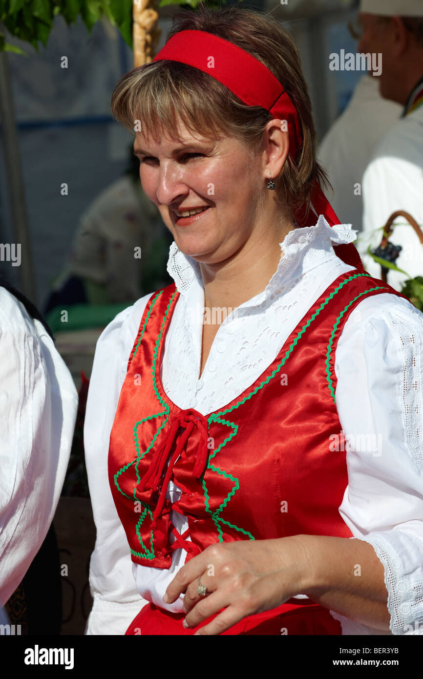 Femme en costume régional traditionnel hongrois - Hongrie Banque D'Images