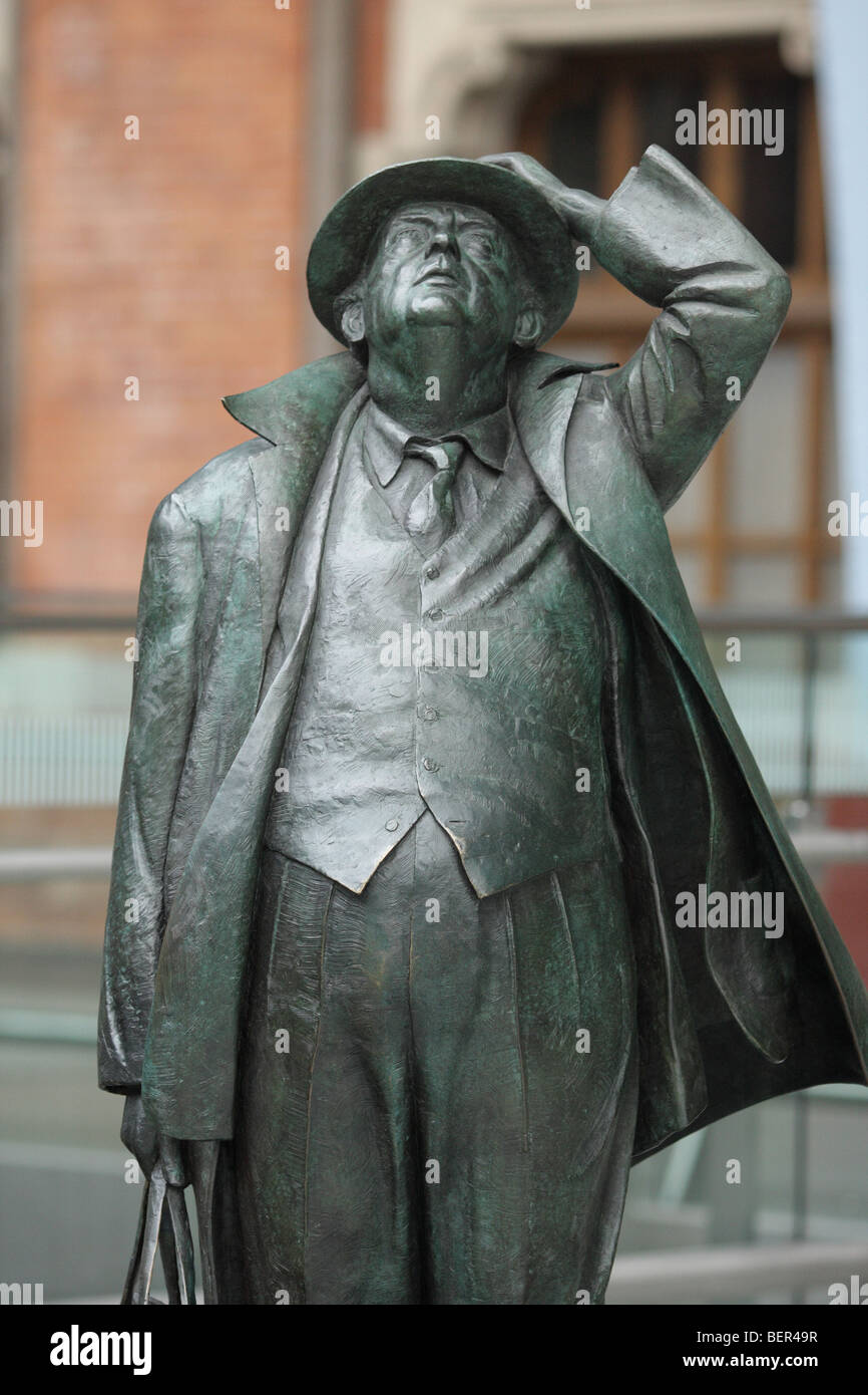 Statue de Sir John Betjeman à St Pancras. Banque D'Images