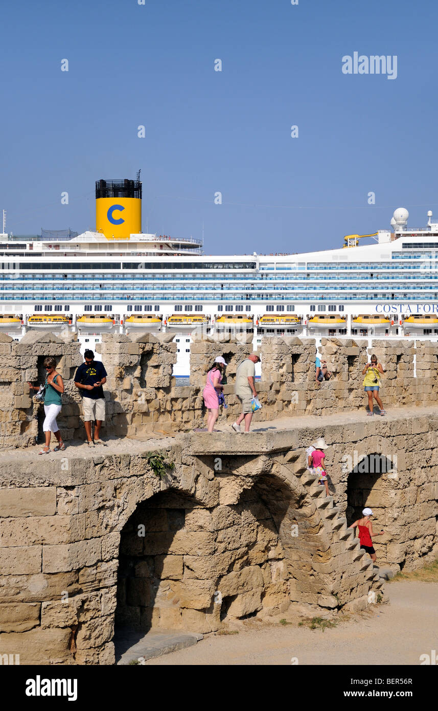 Vieille ville de Rhodes, les gens marcher sur la fortification près de Saint Paul, tout en regardant la porte grand navire de croisière. Banque D'Images