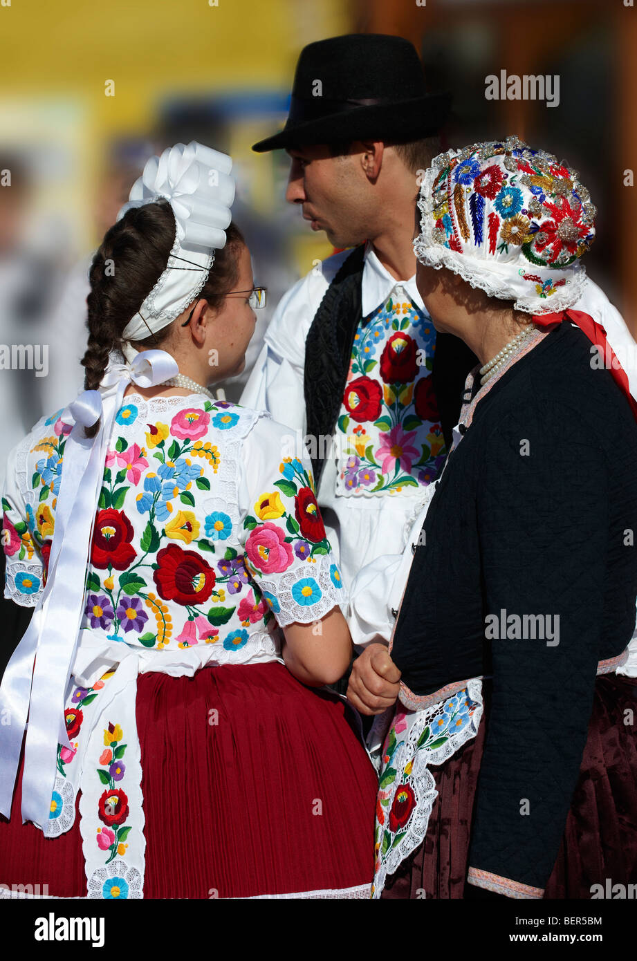 Les gens qui portent des costumes régionaux de Kalocsa, [Del Alfodi Regio] au sud de la Hongrie, région Alfoldi Banque D'Images