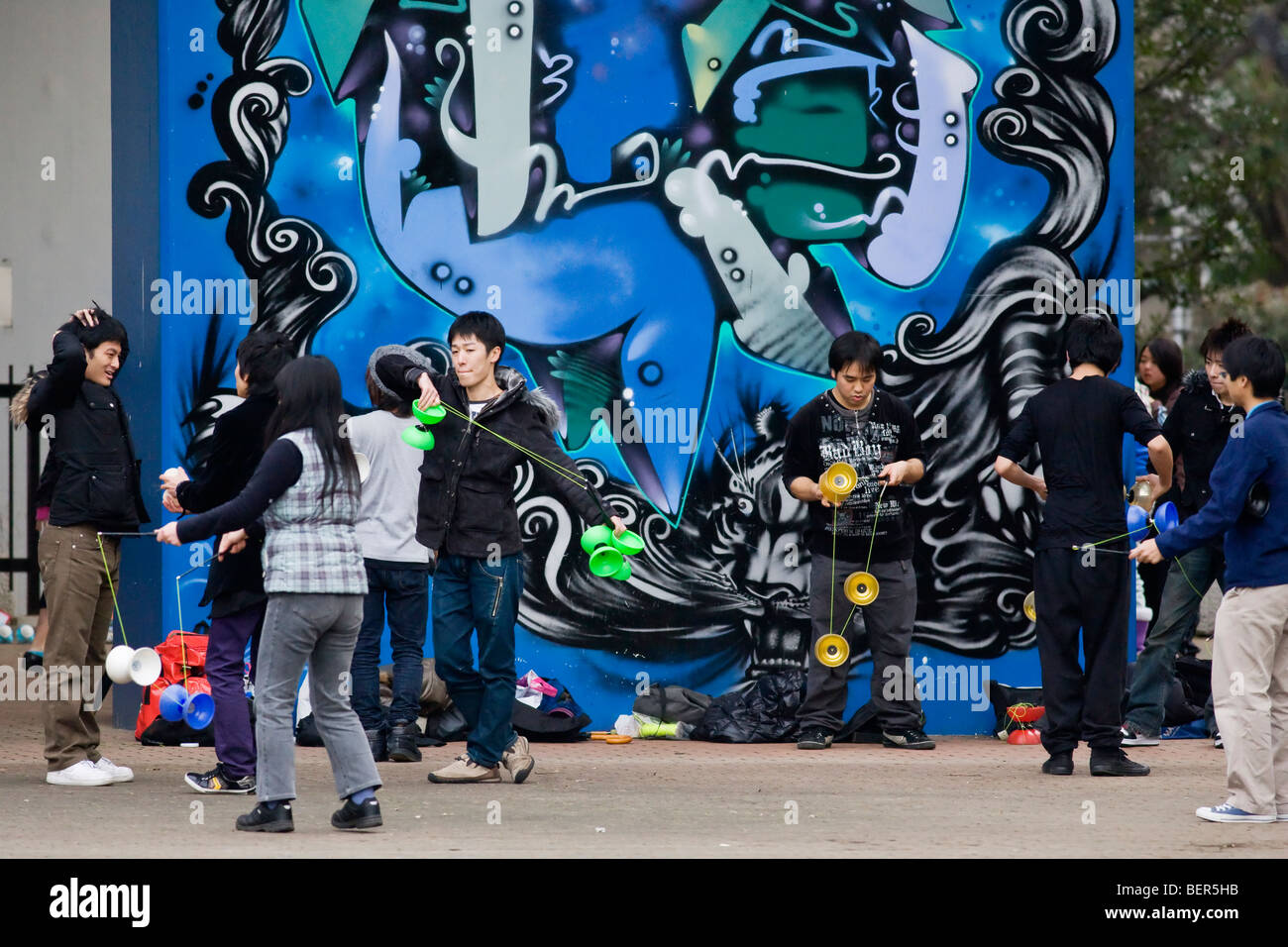 Les jeunes traînant en face de graffitis dans Parc Yoyogi, Tokyo, Japon Banque D'Images
