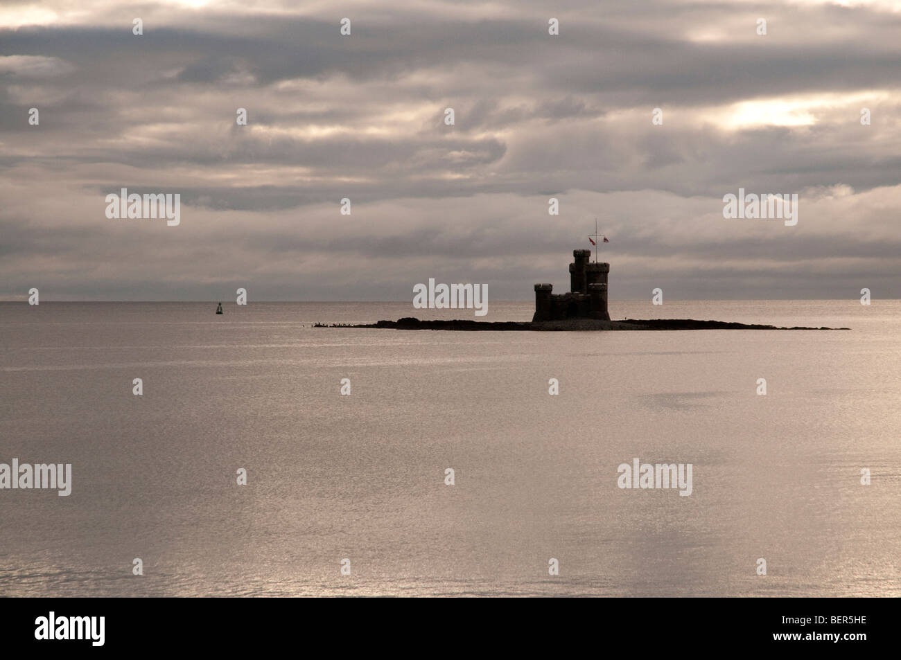 Tour de refuge, construit sur l'île de St Mary (Conister Rock) par Sir William Hillary dans la baie de Douglas, île de Man). Banque D'Images