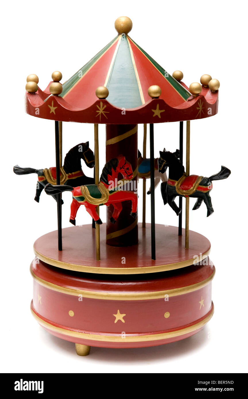 Carousel jouet en bois sur fond blanc Banque D'Images