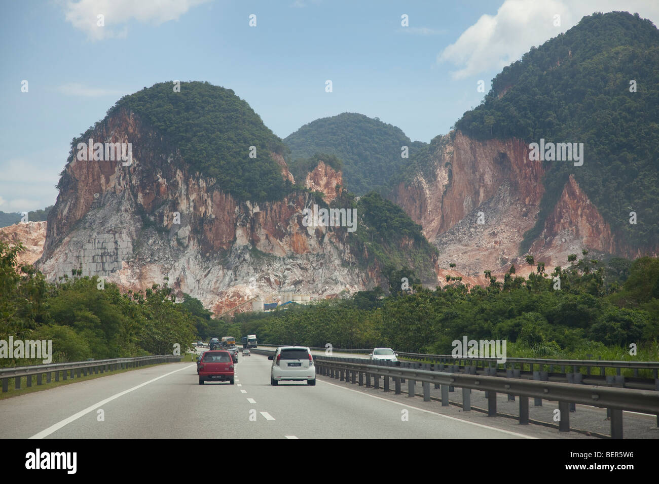 L'exploitation de carrières de calcaire en marbre dans les montagnes de Perak, Malaisie, vue du Nord / Sud Banque D'Images