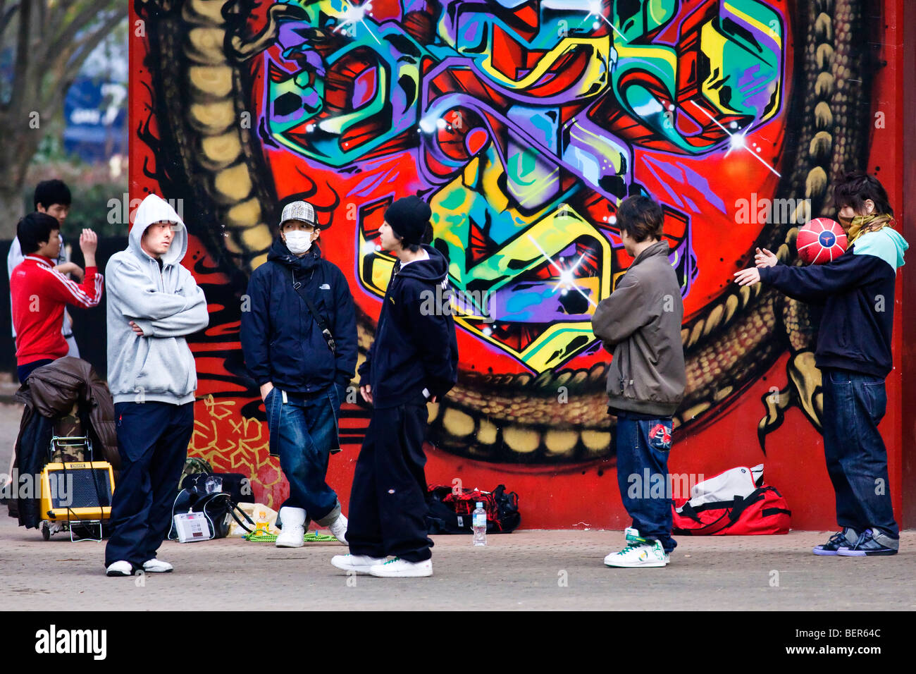 Les jeunes traînant en face de graffitis dans Parc Yoyogi, Tokyo, Japon Banque D'Images