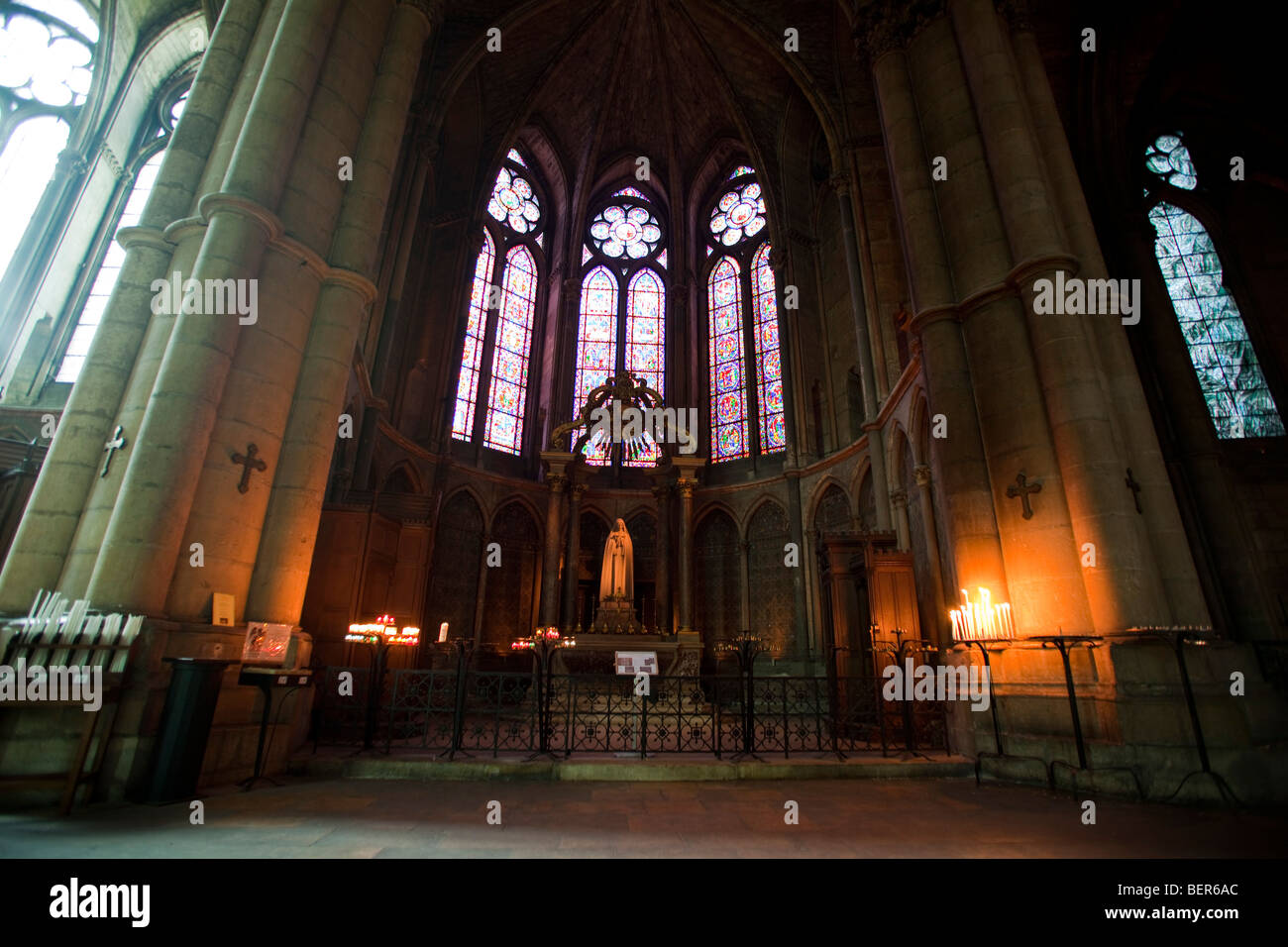La Cathédrale de Reims (Cathédrale de Reims) avec intérieur vitrail Chagall en Champagne Ardenne Region France.098627 Reims Banque D'Images