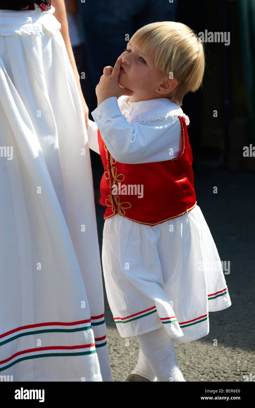 Jeune fille en costume traditionnel - Hongrie Banque D'Images