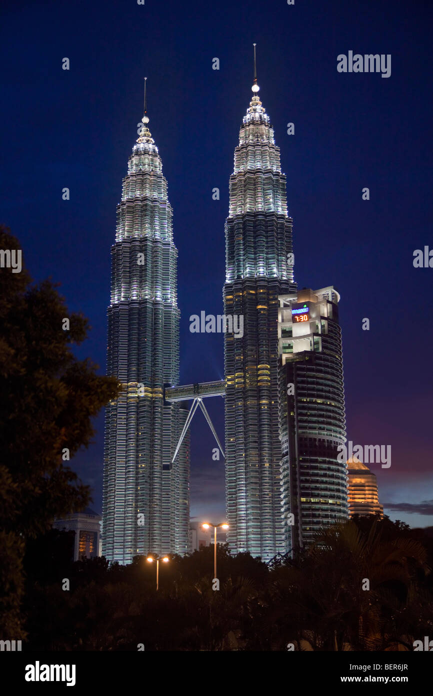 Les tours Petronas, Kuala Lumpur, Malaisie, allumé en début de soirée Banque D'Images