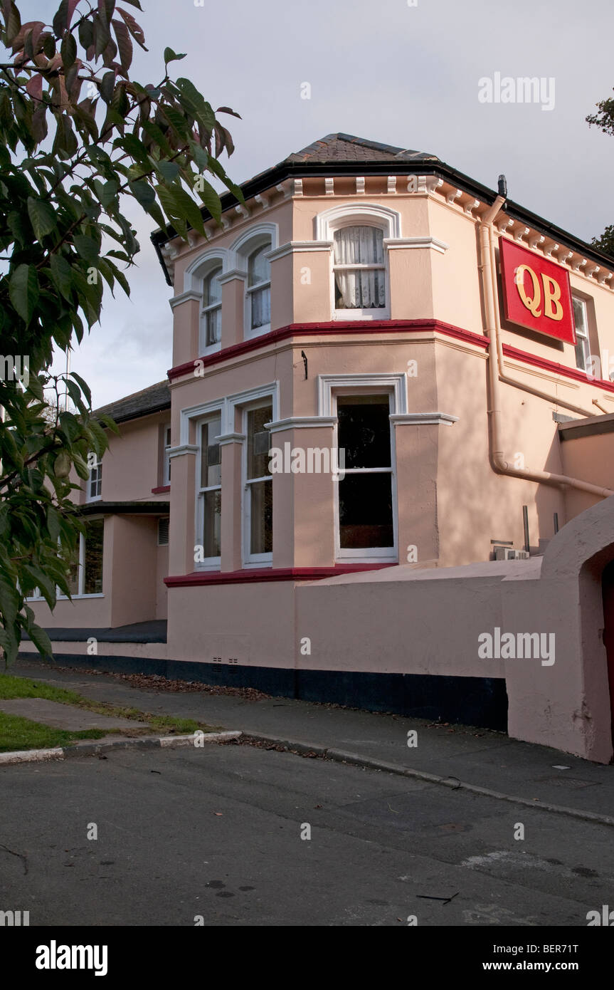 L'Quarterbridge, ou QB, pub sur le TT race course à Douglas (île de Man). Banque D'Images