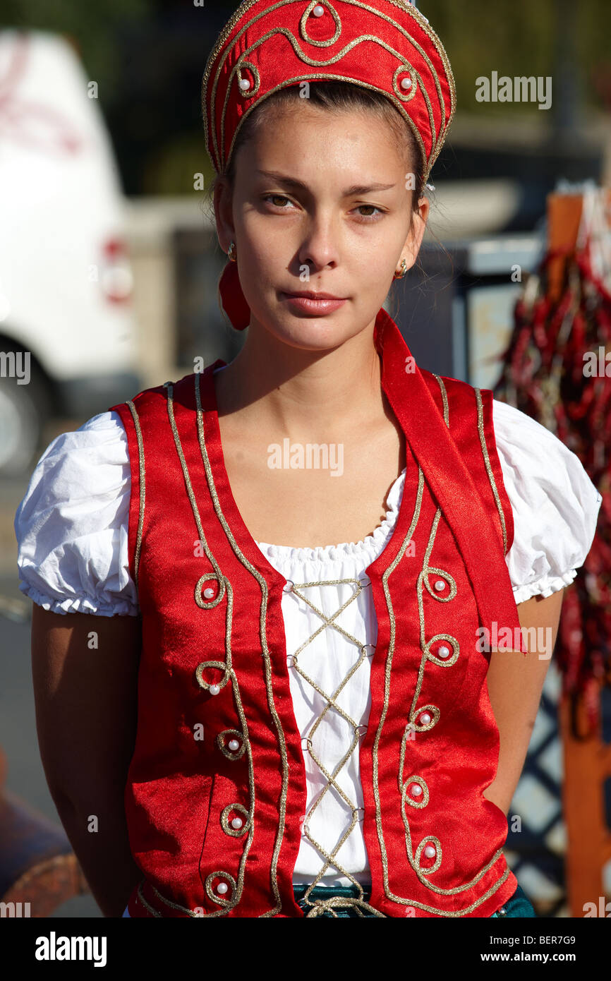 Les jeunes femmes en costume traditionnel de Bugac Pusza - Hongrie Banque D'Images