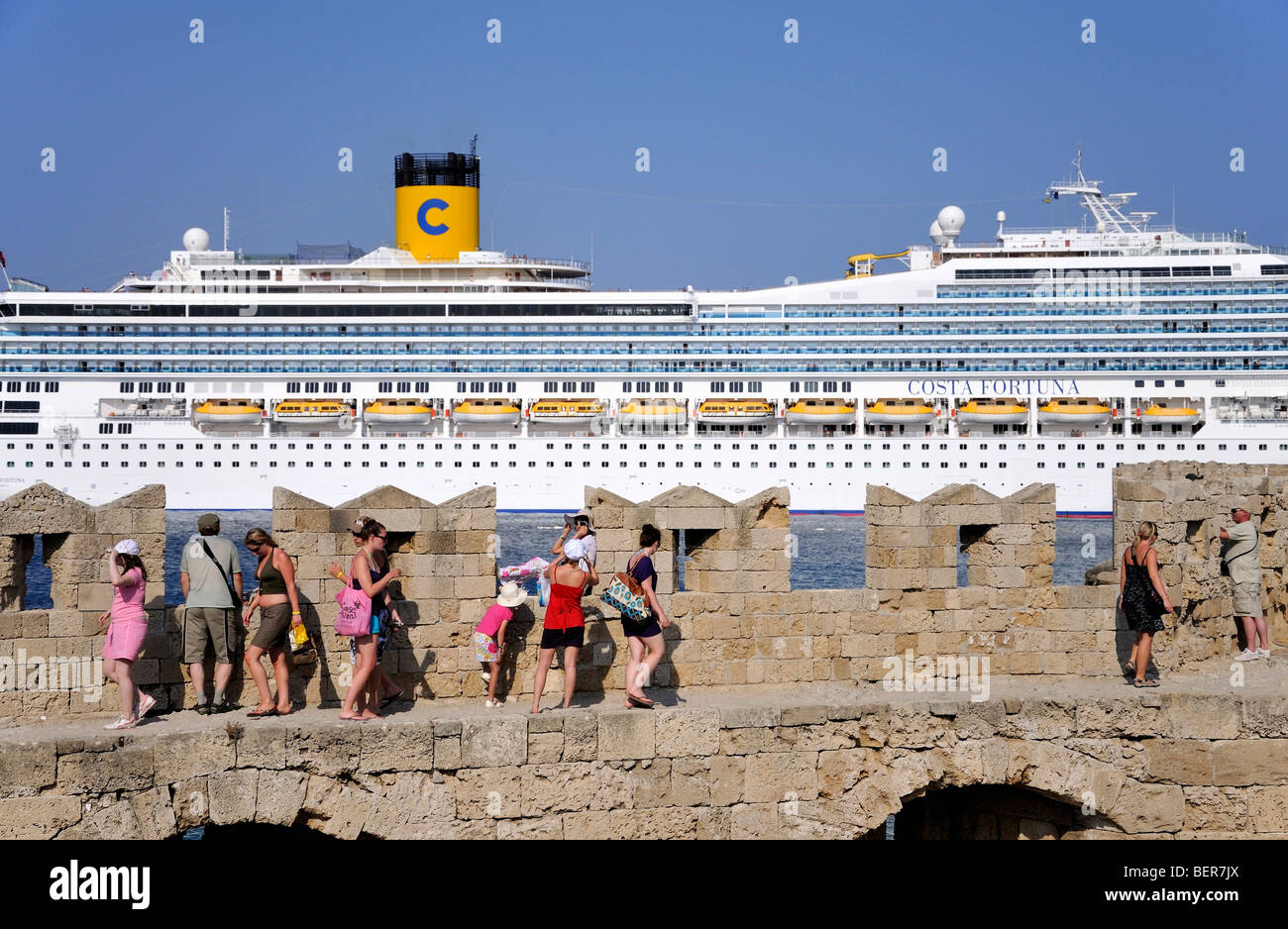 Vieille ville de Rhodes, en Grèce, les gens marcher sur la fortification près de Saint Paul, tout en regardant la porte grand navire de croisière. Banque D'Images