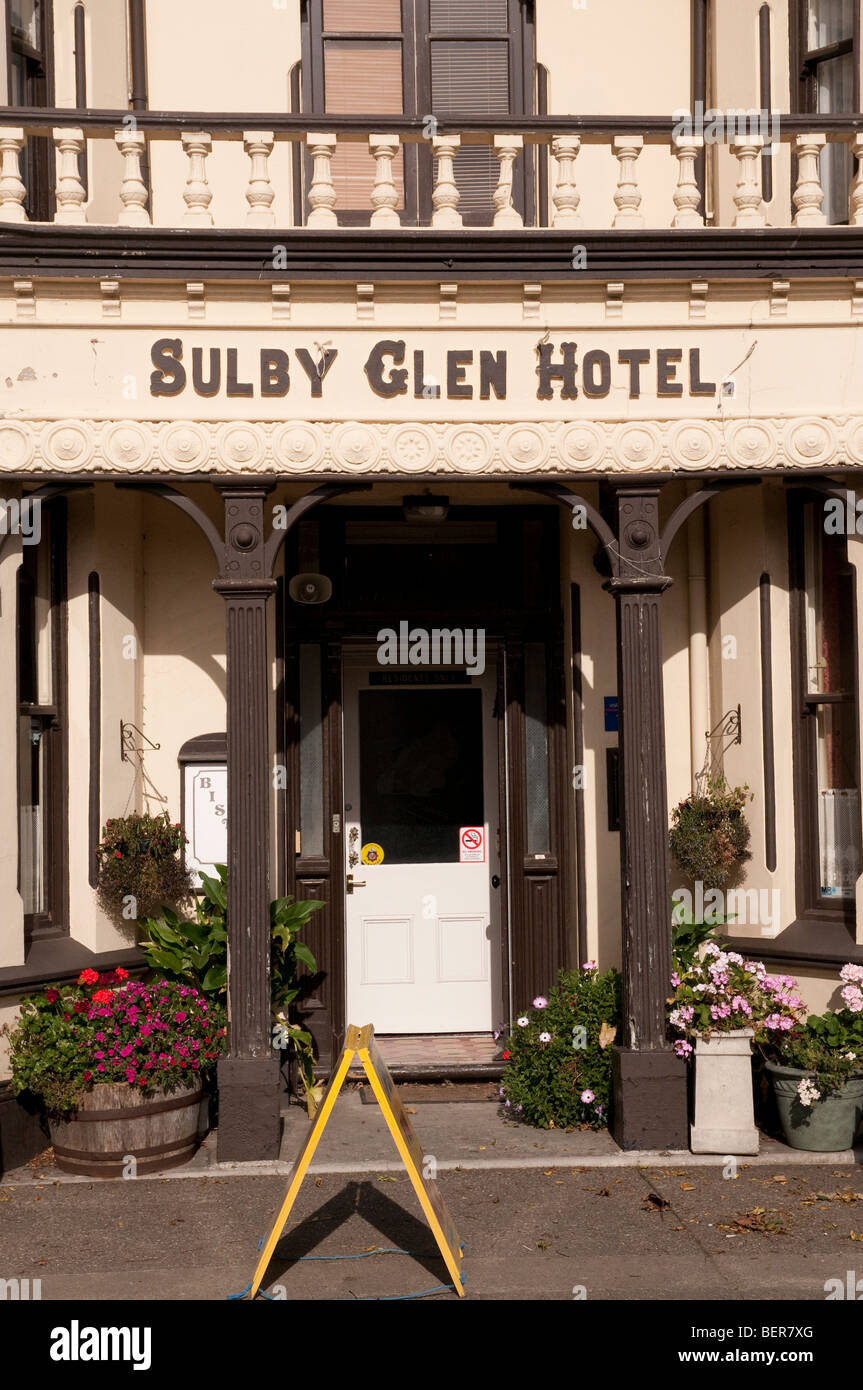 Façade et entrée de la Sulby Glen Hotel, sur l'hippodrome, à Sulby TT carrefour, près de Ramsey, Île de Man). Banque D'Images