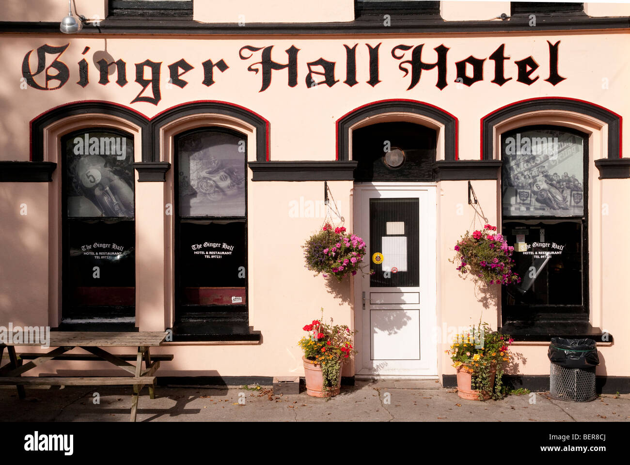 De près de l'Ginger Hall Hotel de Sulby, un authentique pub à bière à côté de la moto TT cours sur l'île de Man. Banque D'Images