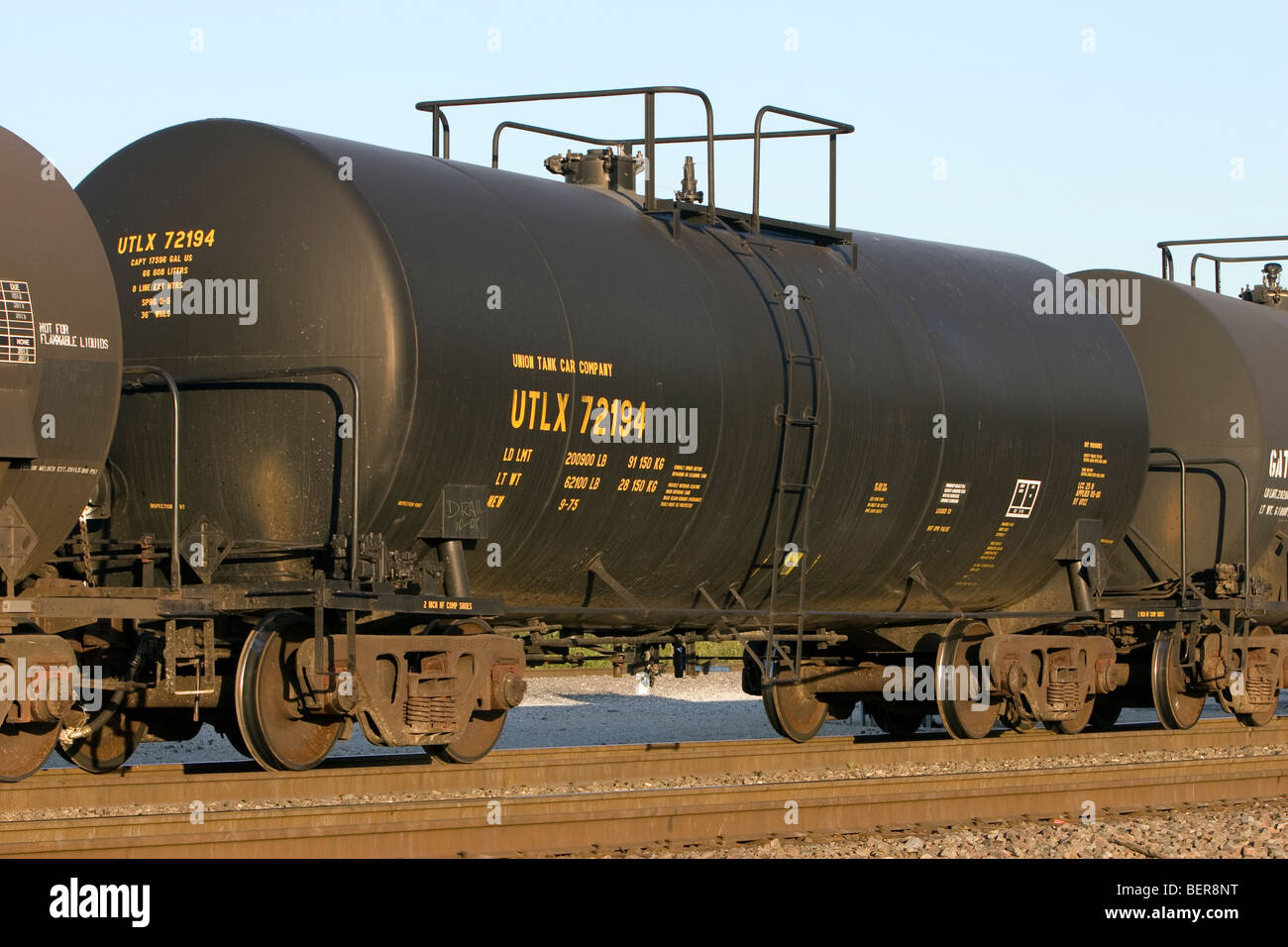 Un train de wagons-citernes roule dans un train yard à Chicago, IL. Banque D'Images