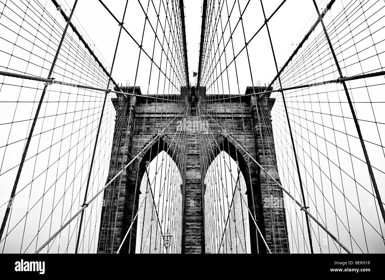 Une tour et les câbles du 'Pont de Brooklyn' dans 'New York City", "New York". Banque D'Images