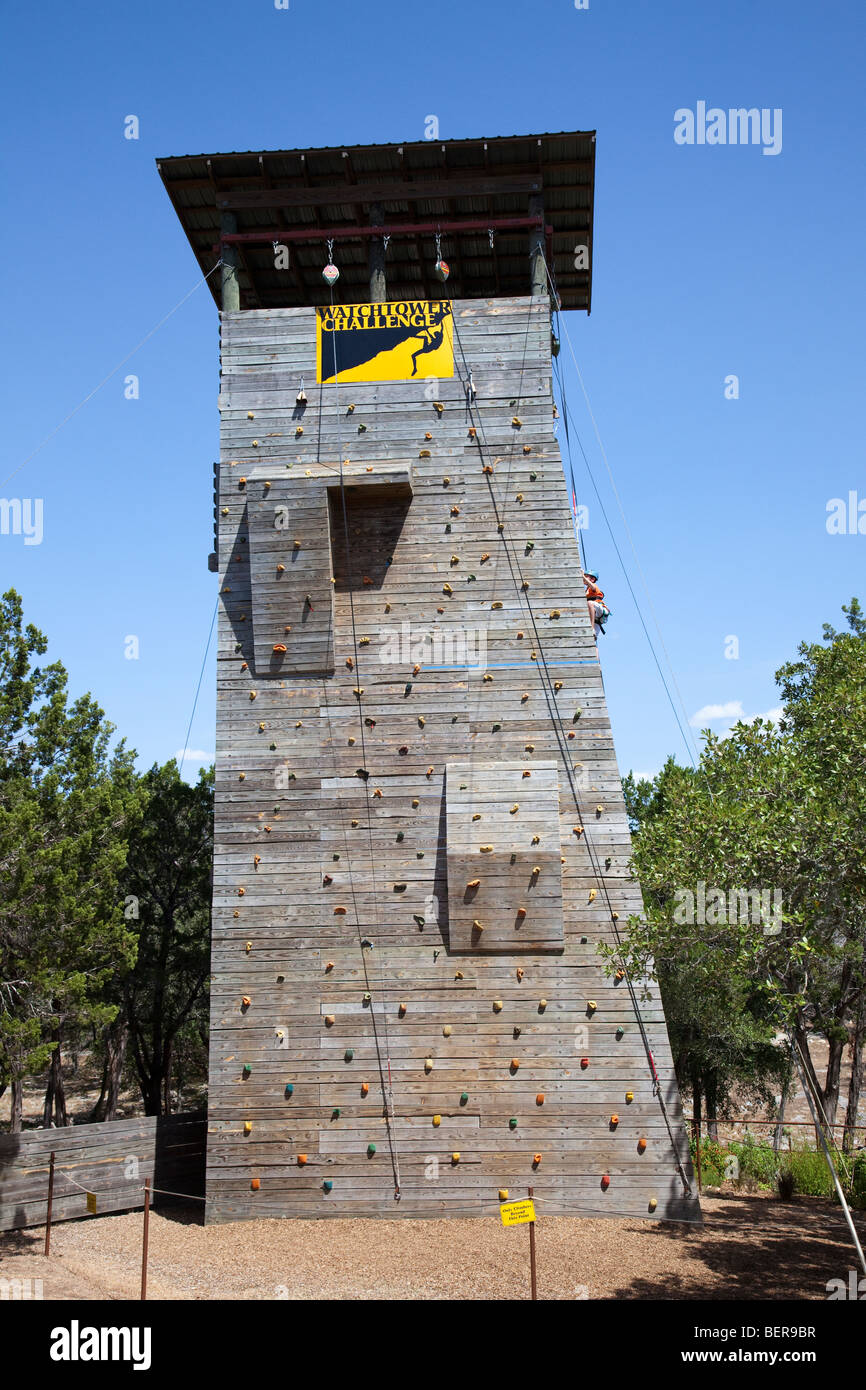 Tour d'escalade artificielle en bois avec boy climbing Natural Bridge Caverns Florida USA Banque D'Images