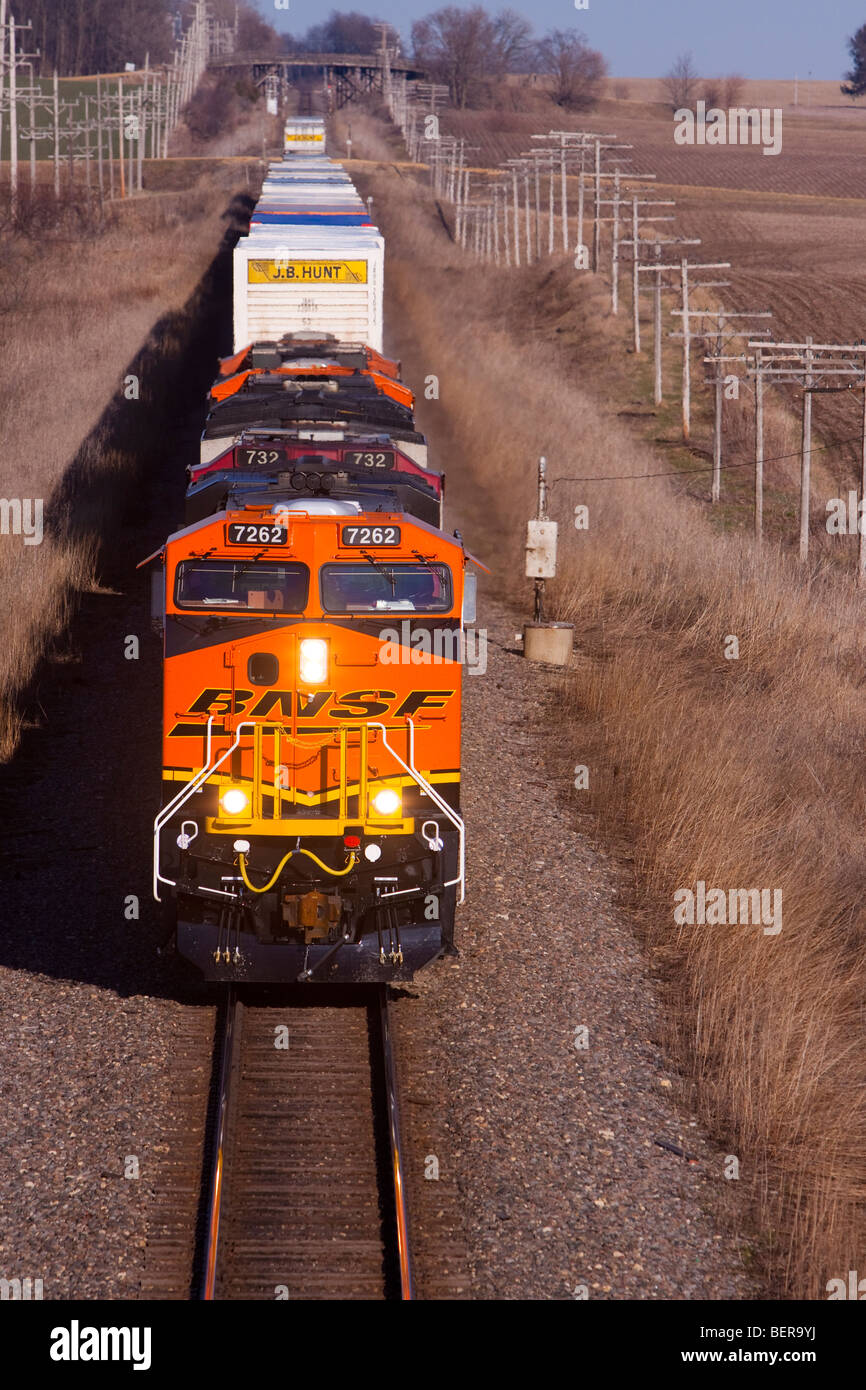 Avec une toute nouvelle locomotive en tête, un train intermodal BNSF se dirige vers l'ouest à travers les plaines du Midwest. Banque D'Images