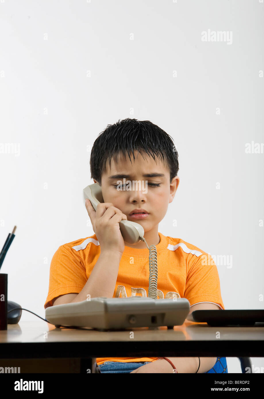 Boy talking on the phone Banque D'Images