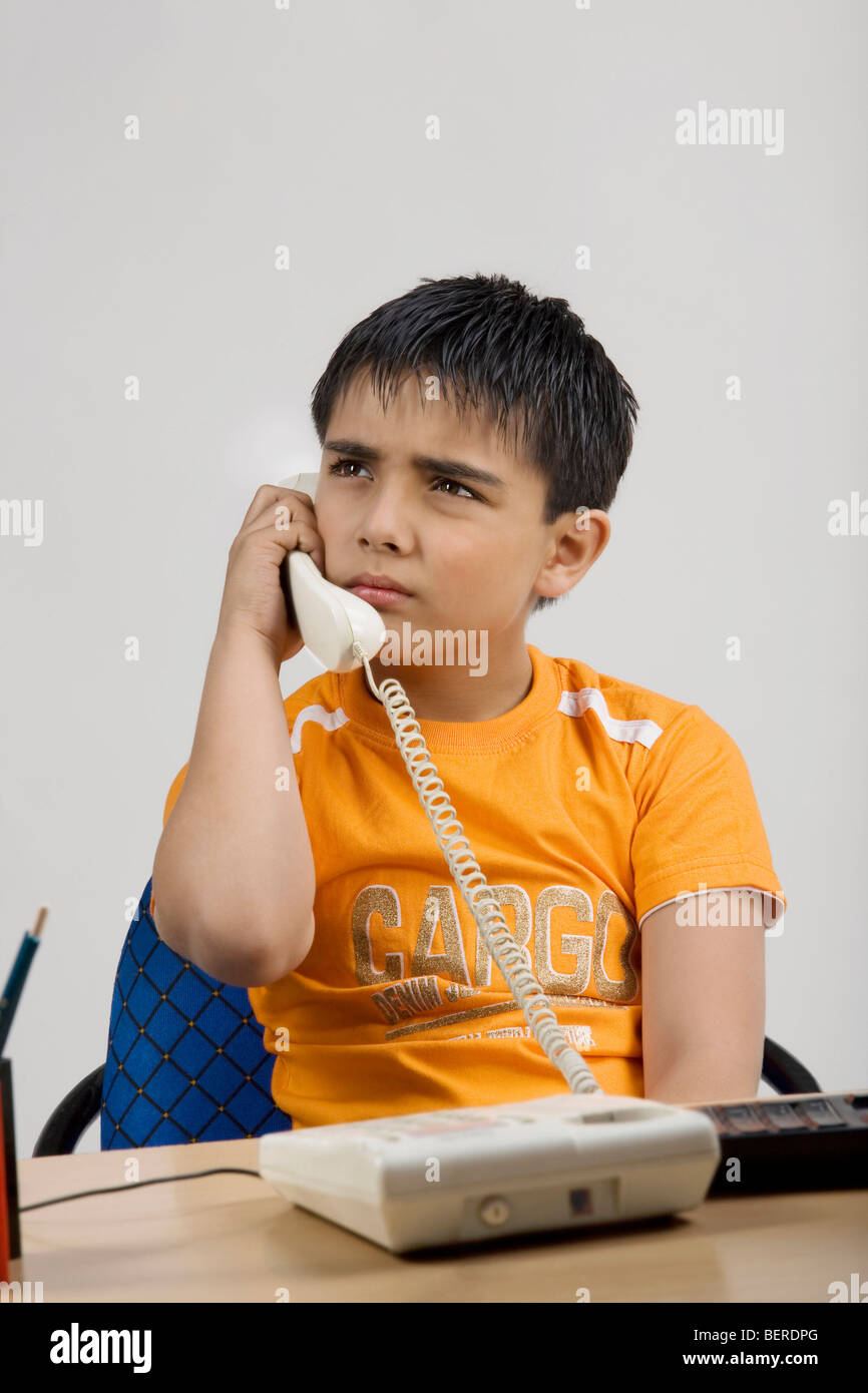 Boy talking on the phone Banque D'Images