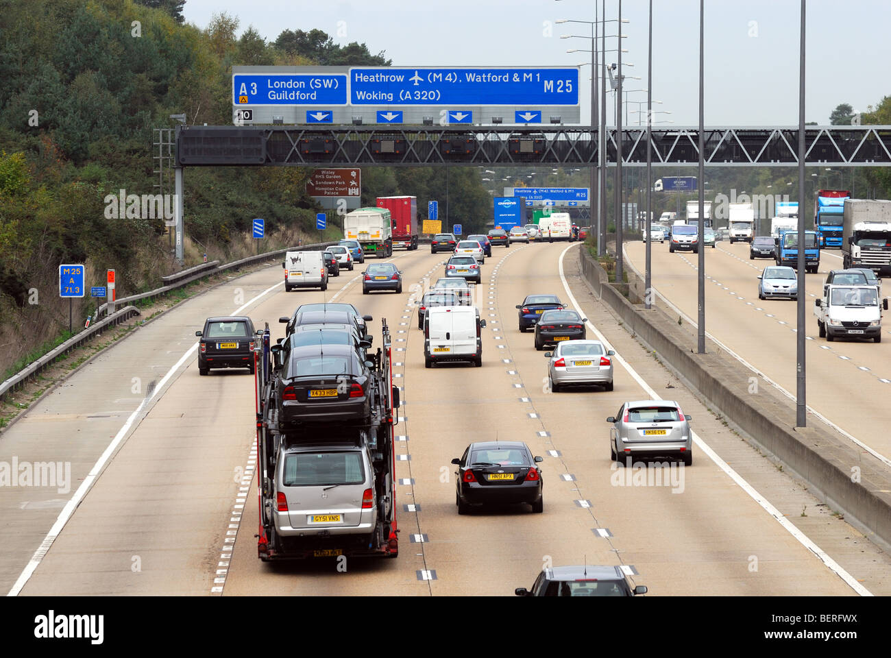 Autoroute M25 avec un fort trafic Banque D'Images