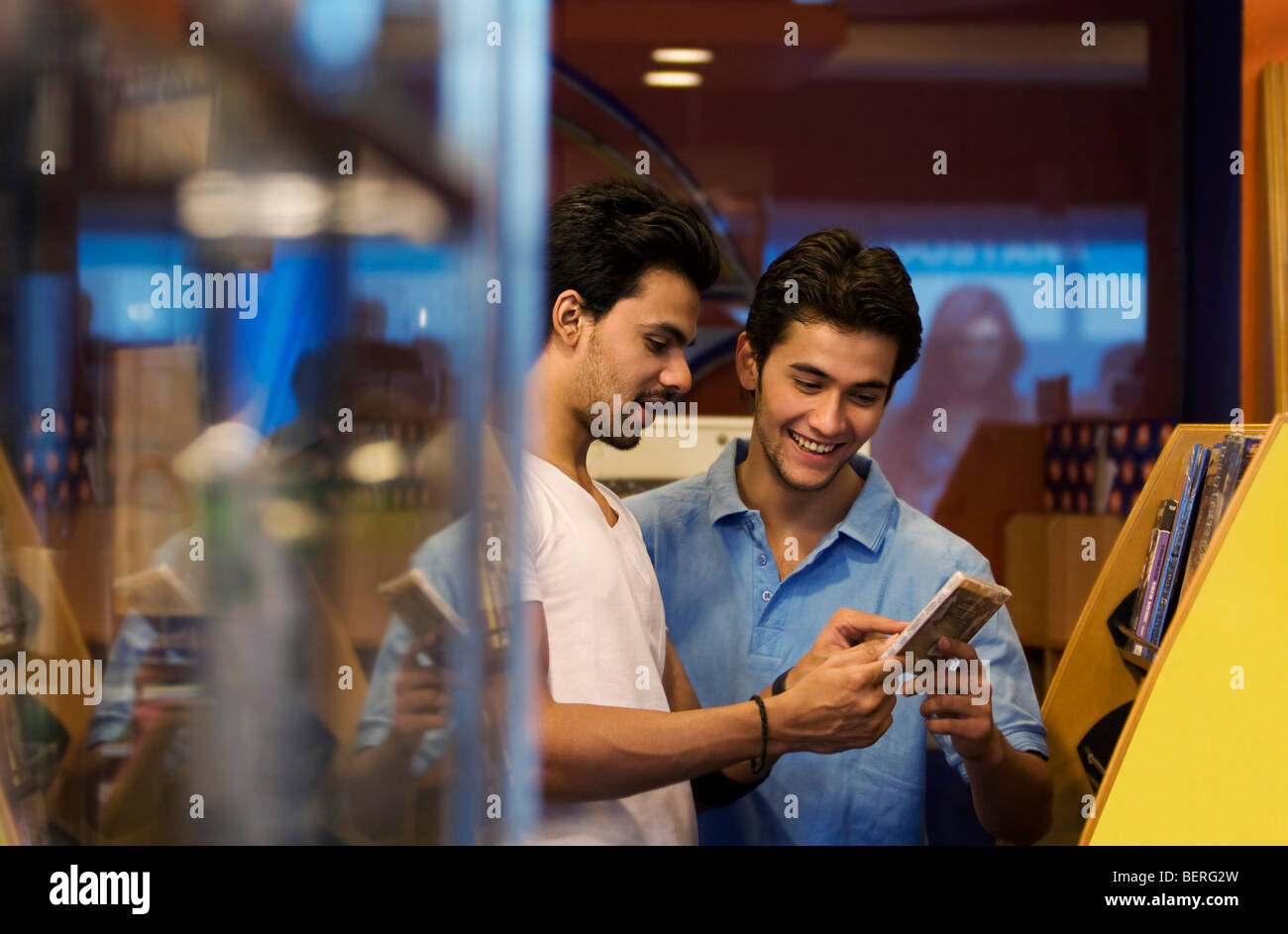 Les amis dans un magasin de musique Banque D'Images