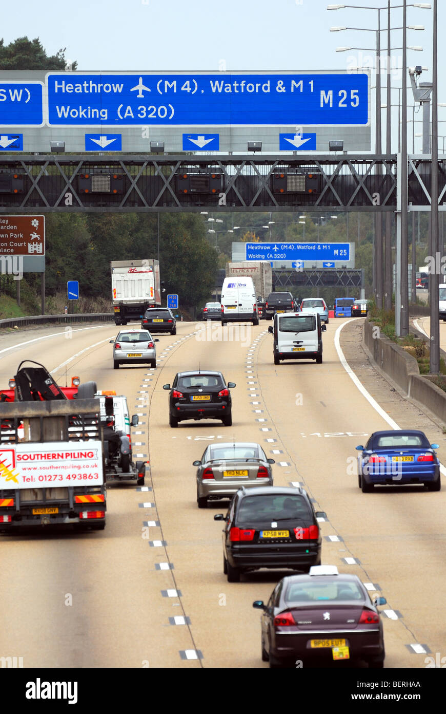 Autoroute M25 avec un fort trafic Banque D'Images
