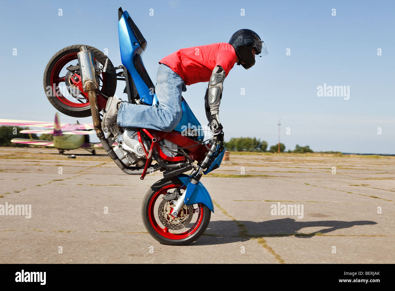 Stunt bike rider décisions stoppie Banque D'Images