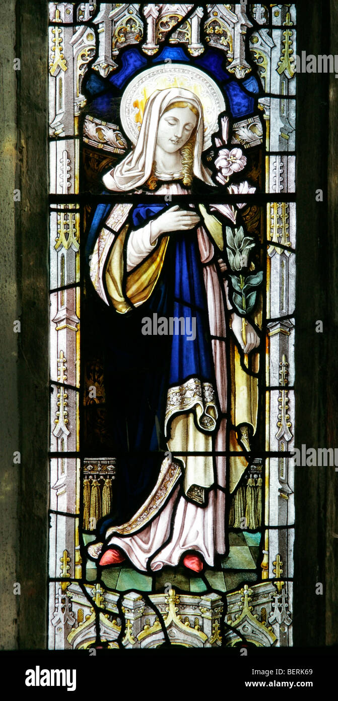 Un vitrail représentant Saint Mary, église de St Andrew et St Mary, Langham, Norfolk Banque D'Images