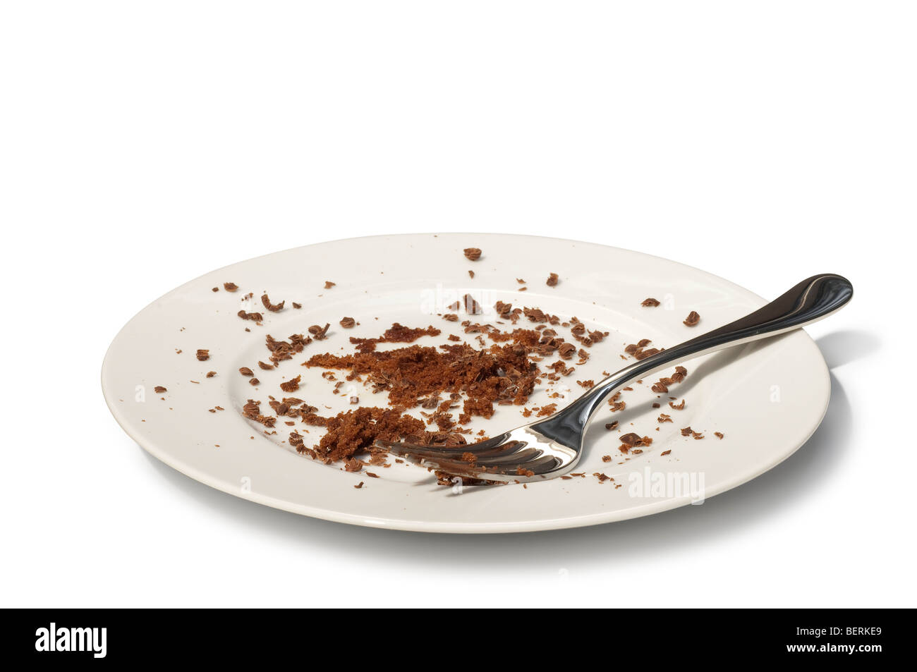 Une assiette couverte de miettes de gâteau au chocolat. Banque D'Images