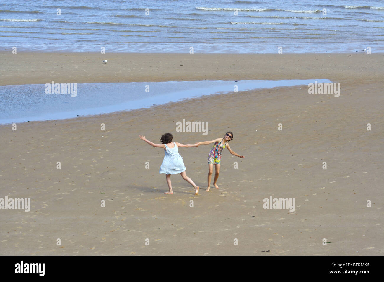 Les filles s'amusant sur la plage Banque D'Images