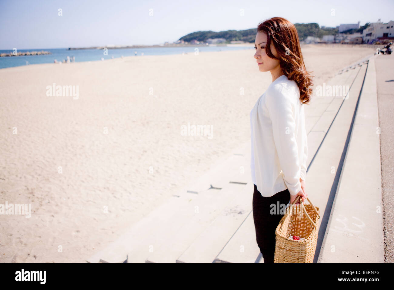 Young woman standing on beach Banque D'Images