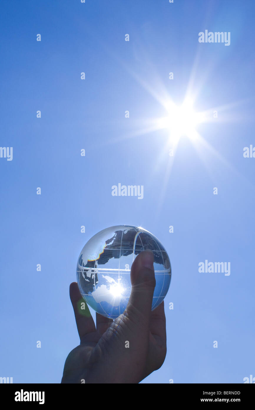 Man holding globe de verre Banque D'Images
