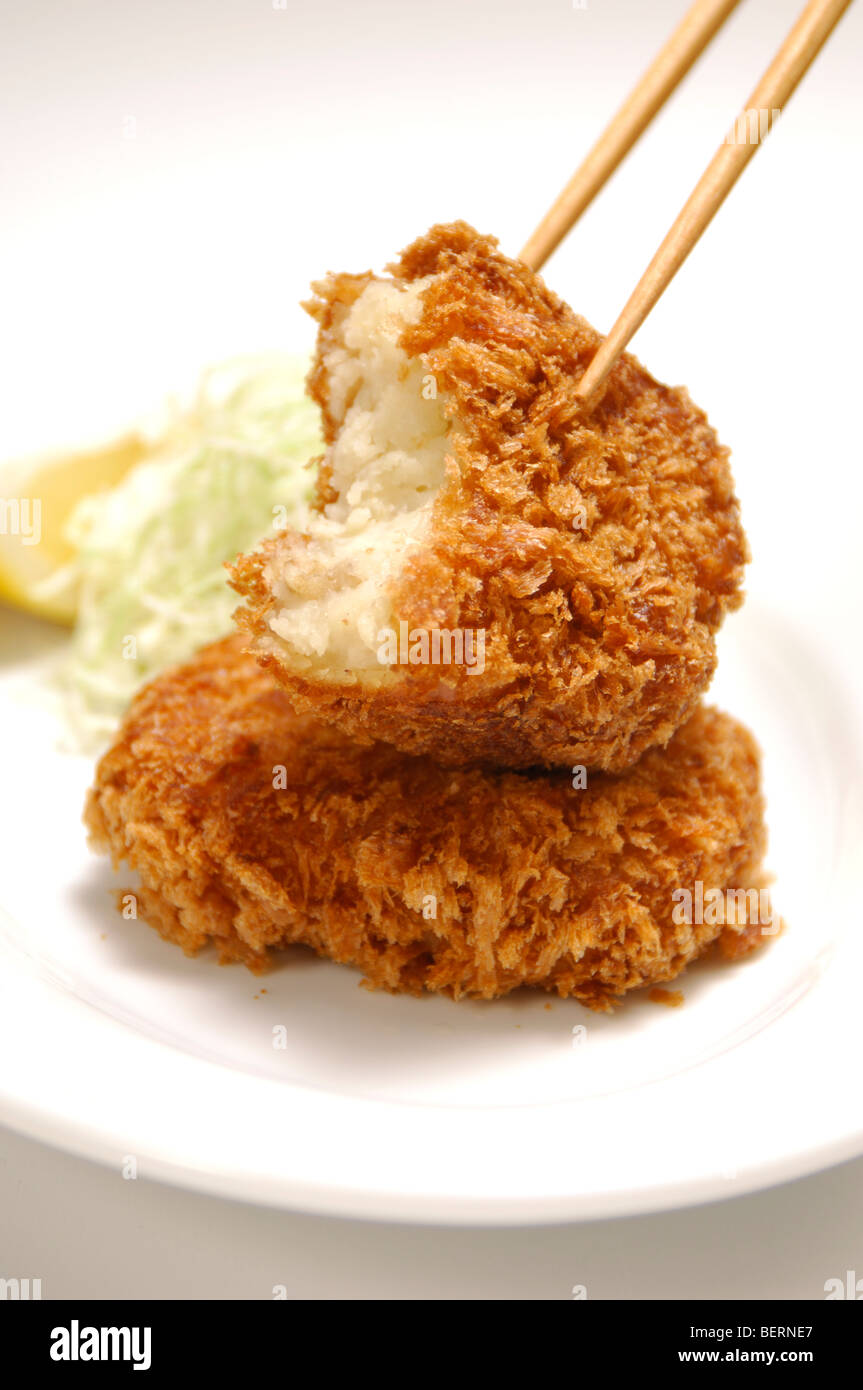 Assiette de croquettes frites, Close up, fond blanc Banque D'Images