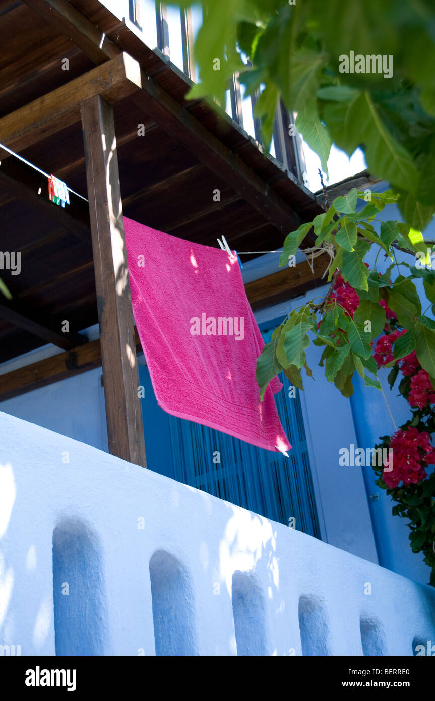 Serviette rose accrochée sur le balcon de la maison dans la vieille ville ou la hora sur l'île grecque d'Alonissos, Sporades, Grèce, îles grecques Banque D'Images