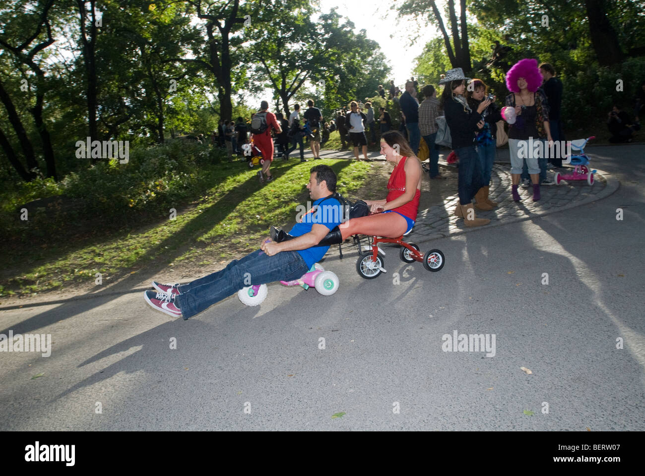 Les participants à la 2e Grande course roues dans Central Park dangereusement obstacle en descente à New York Banque D'Images