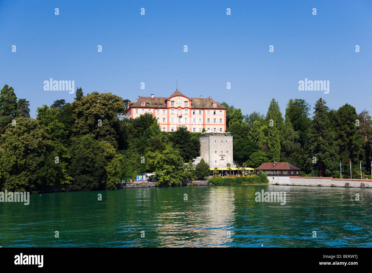 Vue sur le lac de Constance à l'île de Mainau avec Château de l'Ordre