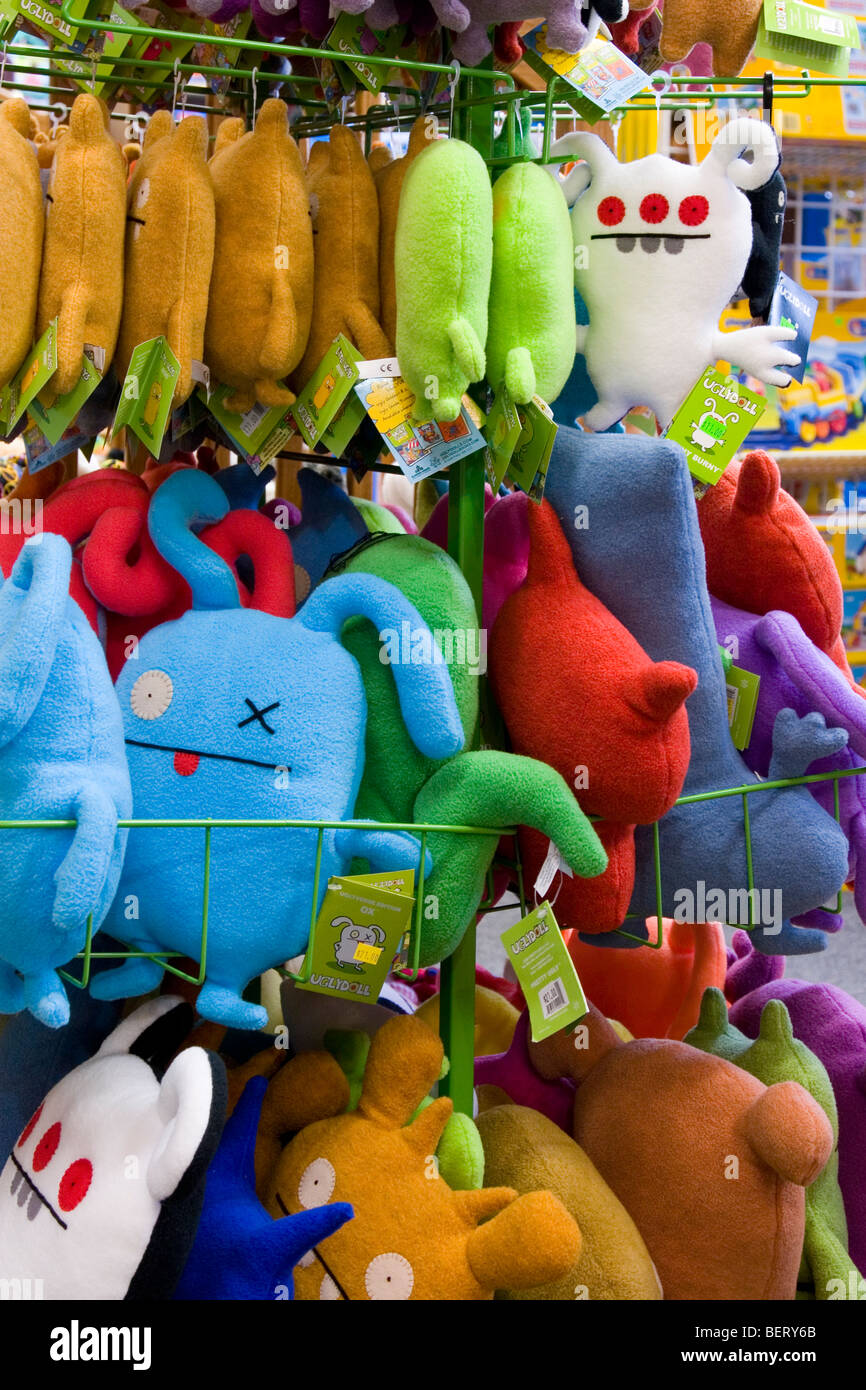 Les jouets colorés au magasin de jouets sur crémaillère Banque D'Images